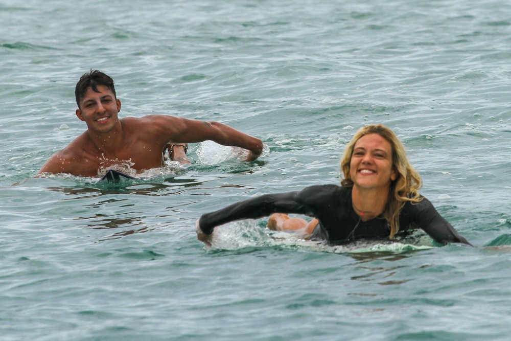 How to Paddle on a surfboard